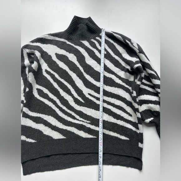 French CONNECTION Tiger Jacquard Sweater Size Medium - Picture 3 of 8